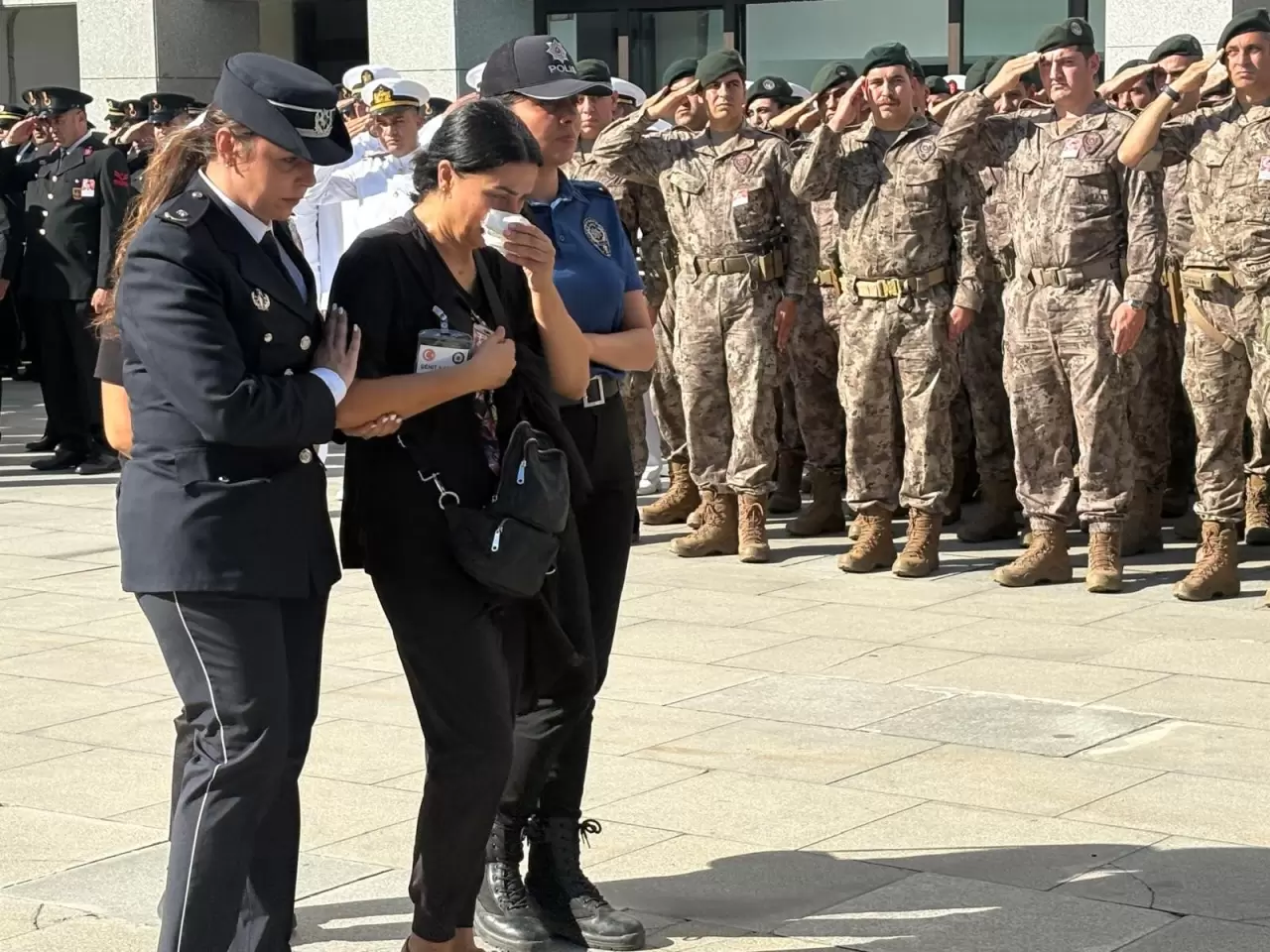 Şehit polisin babası cenazeye tekerlekli sandalyeyle katıldı 3