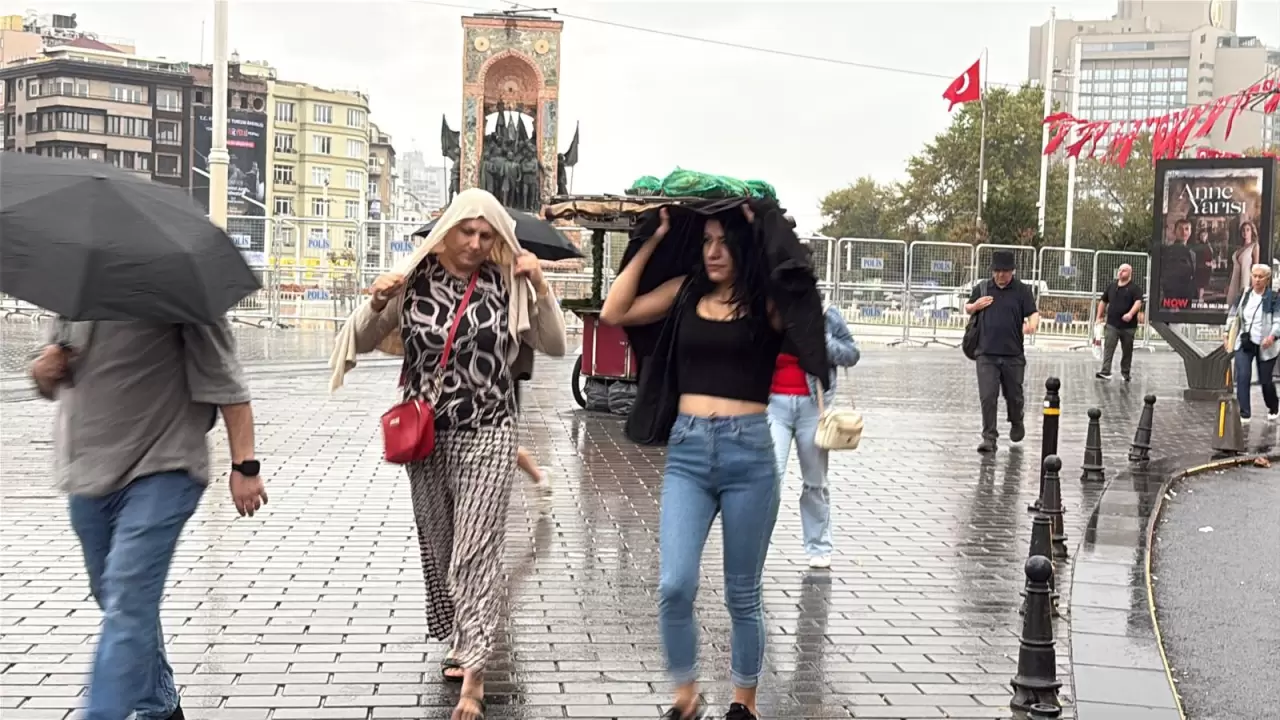 Ani basan sağanak yağmur Taksim Meydanı'nı vurdu, vatandaşlar hazırlıksız yakalandı! 7