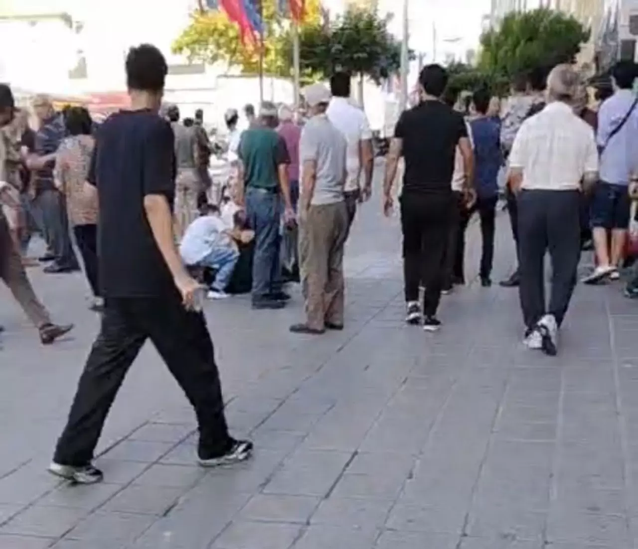 Eşine kızıp Esenler’i birbirine kattı: Bıçakla kendine zarar verip polislere saldırdı 2