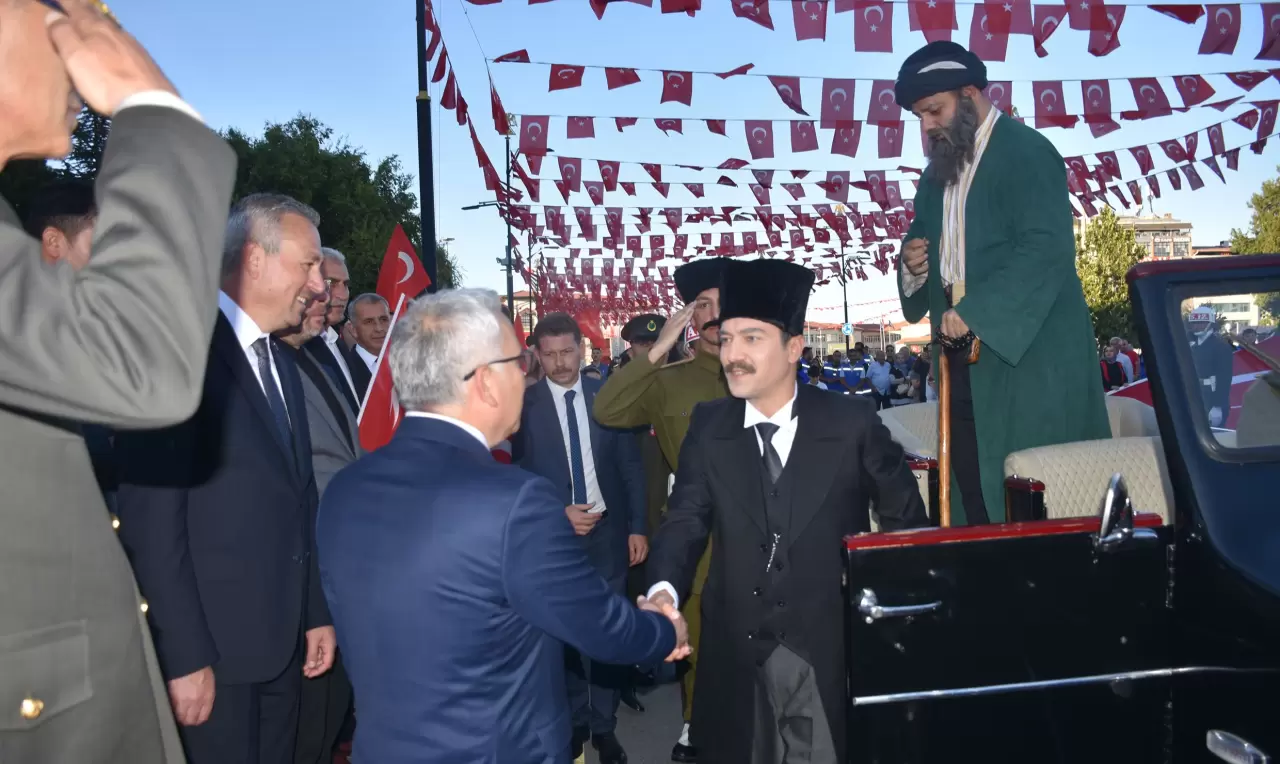 Tarihi gün yeniden yaşandı: Atatürk'ün Sivas'a gelişi canlandırıldı 10