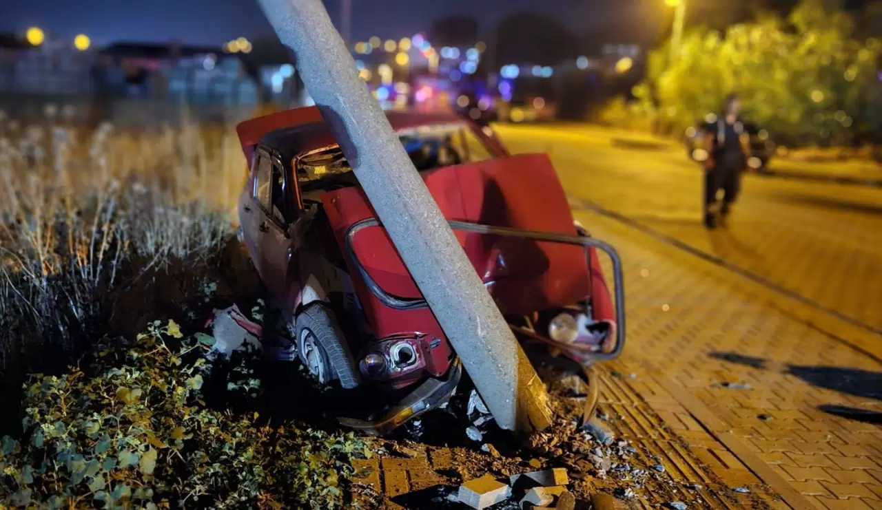 Çanakkale'de kontrolden çıkan araç aileye çarptı 1
