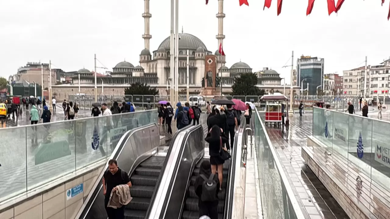 Ani basan sağanak yağmur Taksim Meydanı'nı vurdu, vatandaşlar hazırlıksız yakalandı! 6