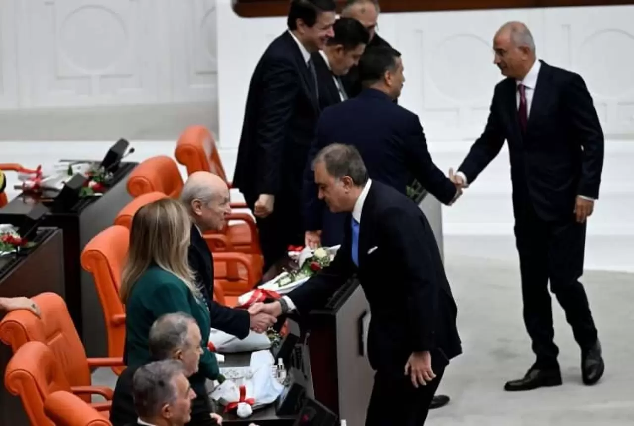 TBMM’de dikkat çeken kare: MHP Lideri Bahçeli'den Cumhurbaşkanı Erdoğan’a kırmızı-beyaz güller 13