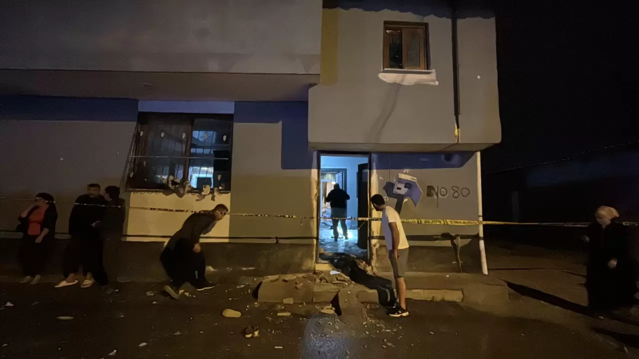 Adana'da eve el yapımı patlayıcı atıldı! 4