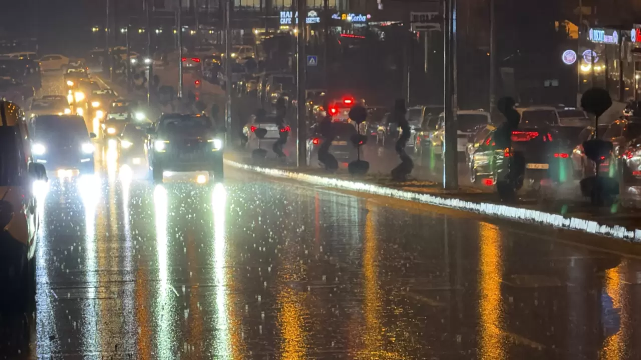 Düzce'de gökyüzünde gece yarısı şimşek şöleni 8