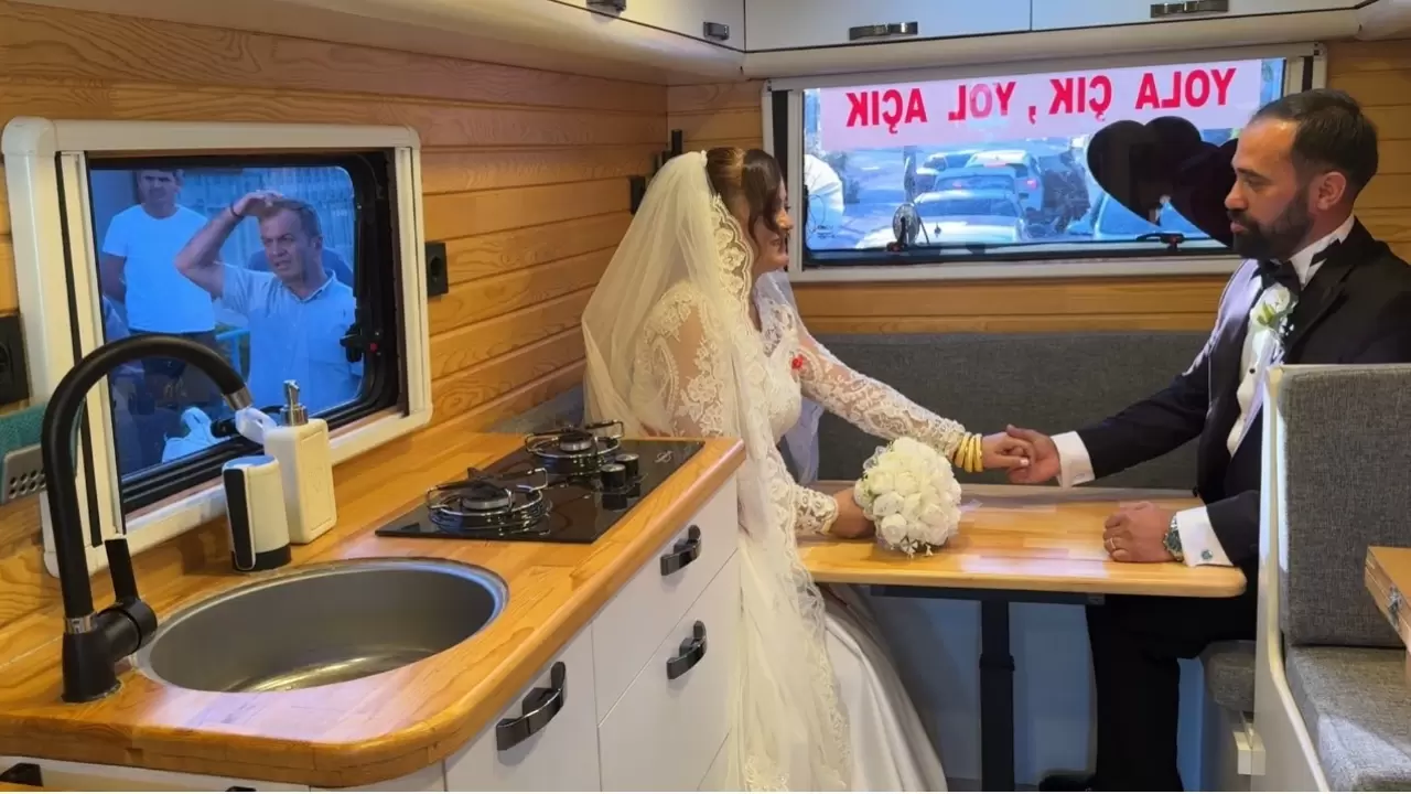 3 yıl uğraşıp Magirus minibüsü gelin arabası yaptı! 2