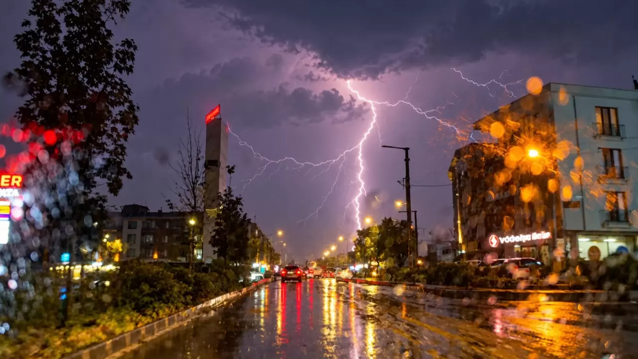 Düzce'de gökyüzünde gece yarısı şimşek şöleni 3