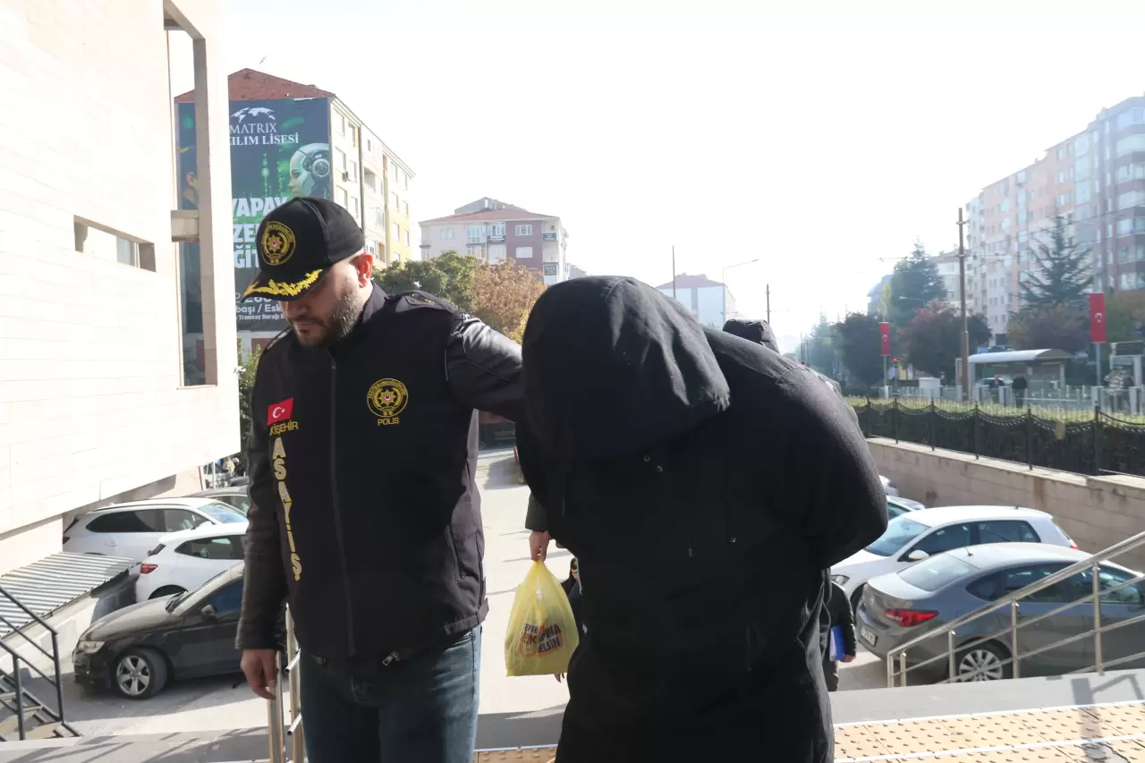 Eskişehir merkezli 5 ilde fuhuş operasyonu 7