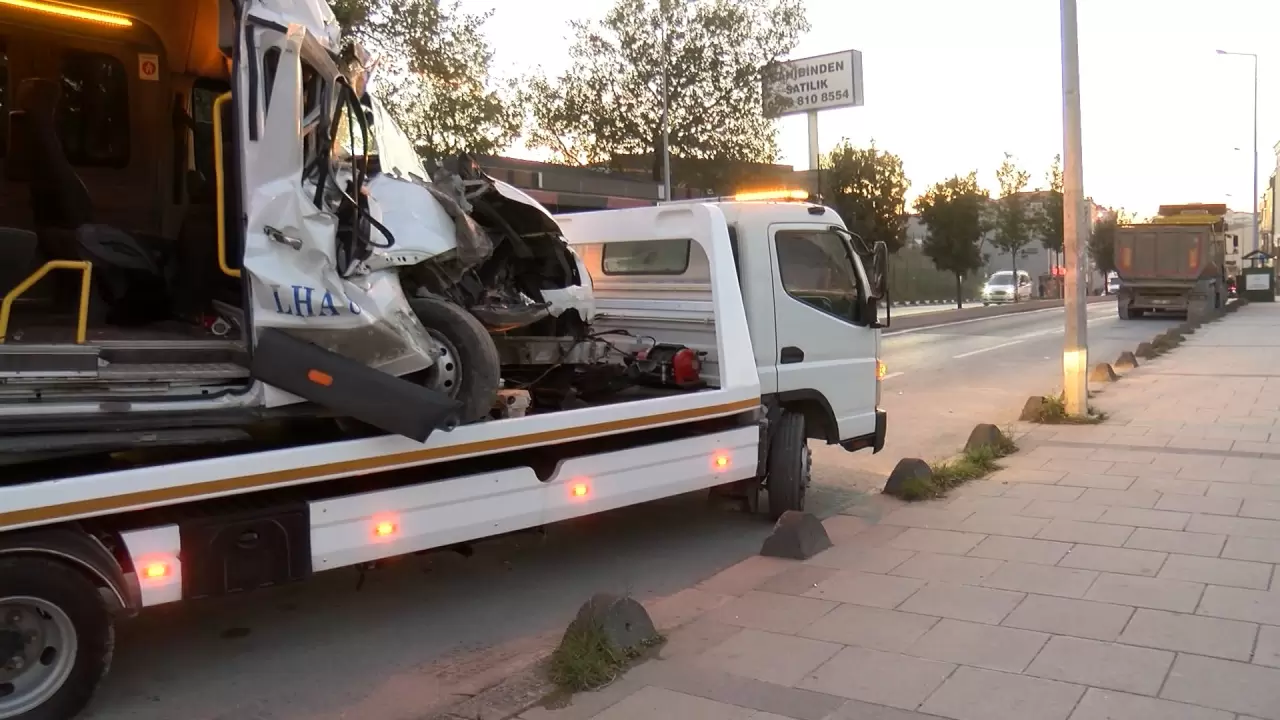 Arnavutköy'de servis minibüsü park halindeki dev kamyona çarptı 2
