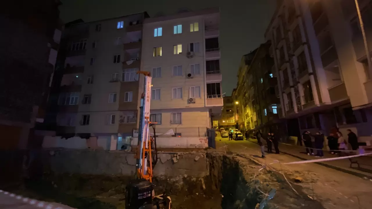 Bahçelievler’de inşaatın istinat duvarı yıkıldı 9