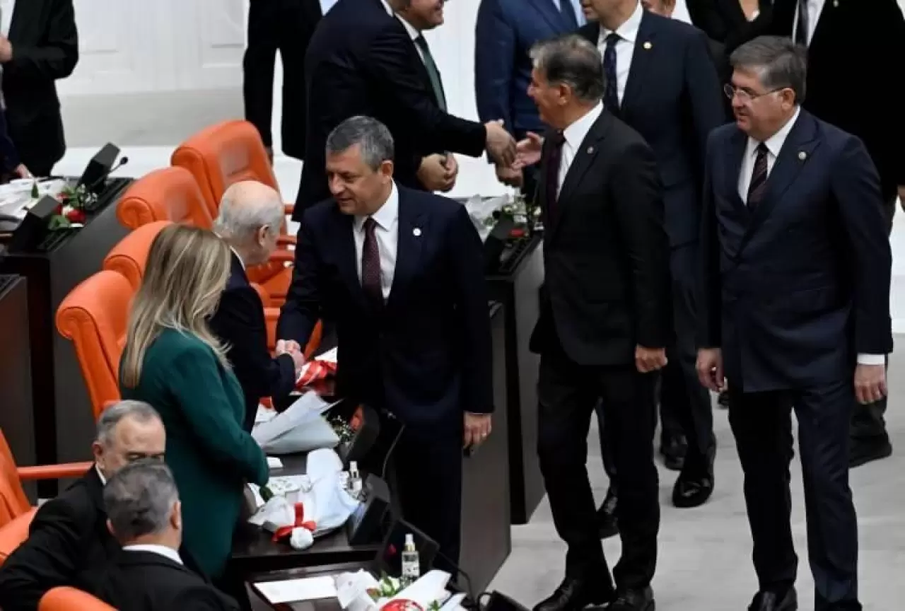 TBMM’de dikkat çeken kare: MHP Lideri Bahçeli'den Cumhurbaşkanı Erdoğan’a kırmızı-beyaz güller 7