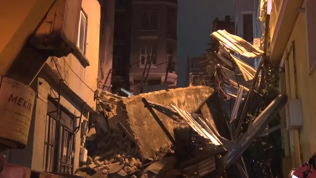 Beyoğlu’nda 5 katlı metruk bina çöktü 3