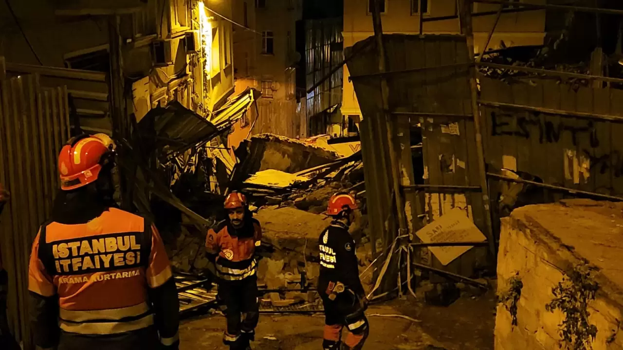 Beyoğlu’nda 5 katlı metruk bina çöktü 5