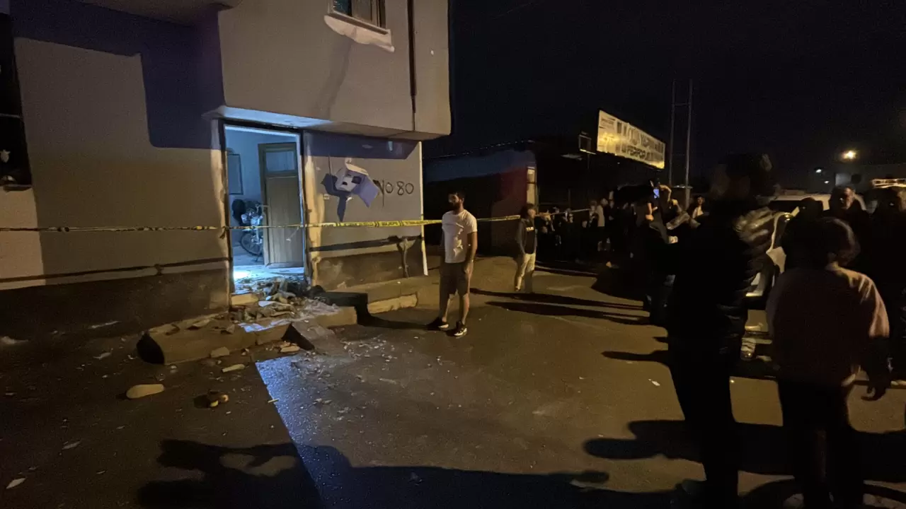 Adana'da eve el yapımı patlayıcı atıldı! 2
