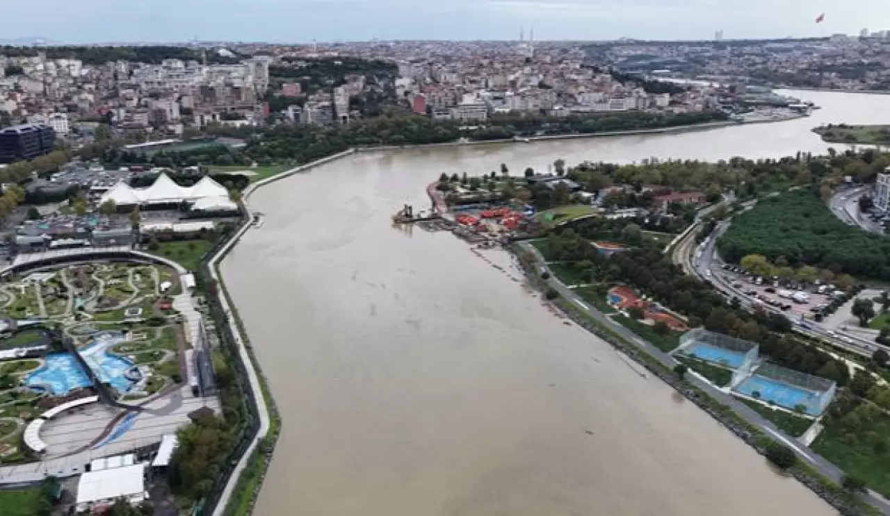 Çamurlu sular Haliç'i kapladı 3