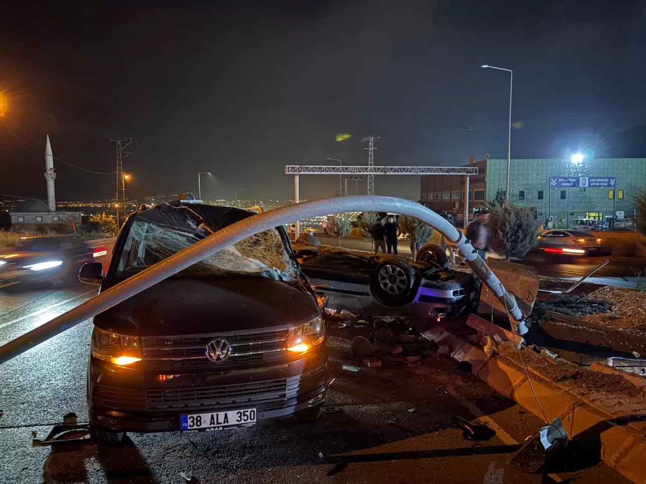 Kayseri'de takla atan otomobil karşı şeritteki minibüse çarptı 6