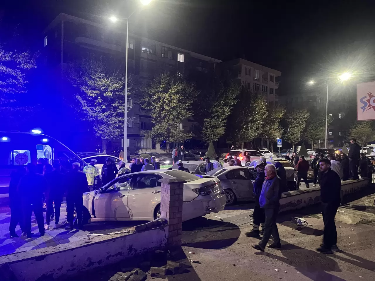 Çorum'da 2 otomobil çarpıştı 3