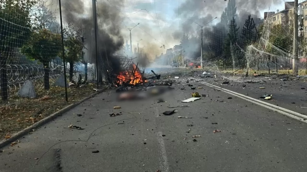 Füze otobüs durağına isabet etti, 12 ölü! 4
