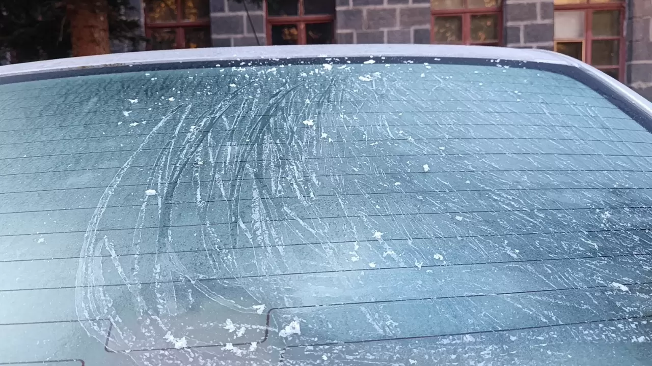 Kars’ta sabah mesaisi buz kazımakla başladı 3