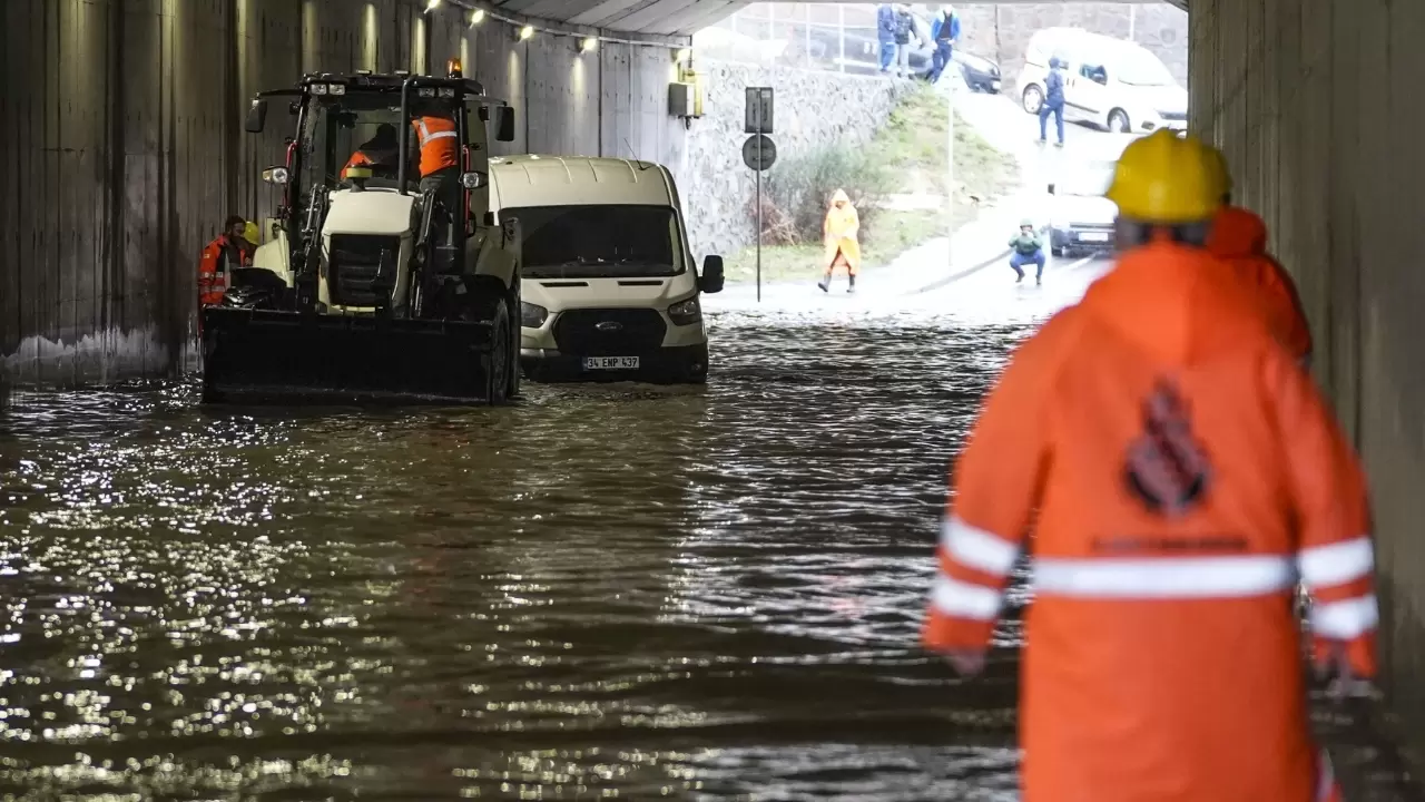 Batıda aşırı sağanak, Doğuda çamur yağmuru! 1