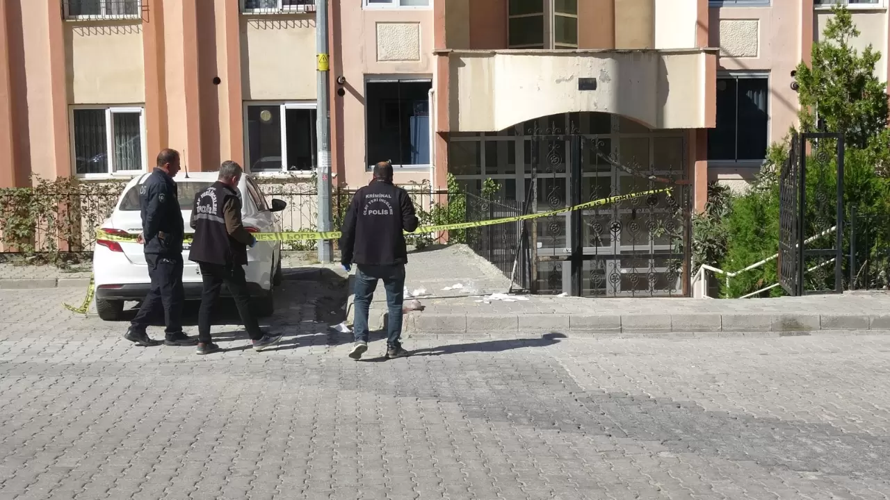 Tartıştığı eşini bıçaklayıp aracında intihara kalkıştı! 5