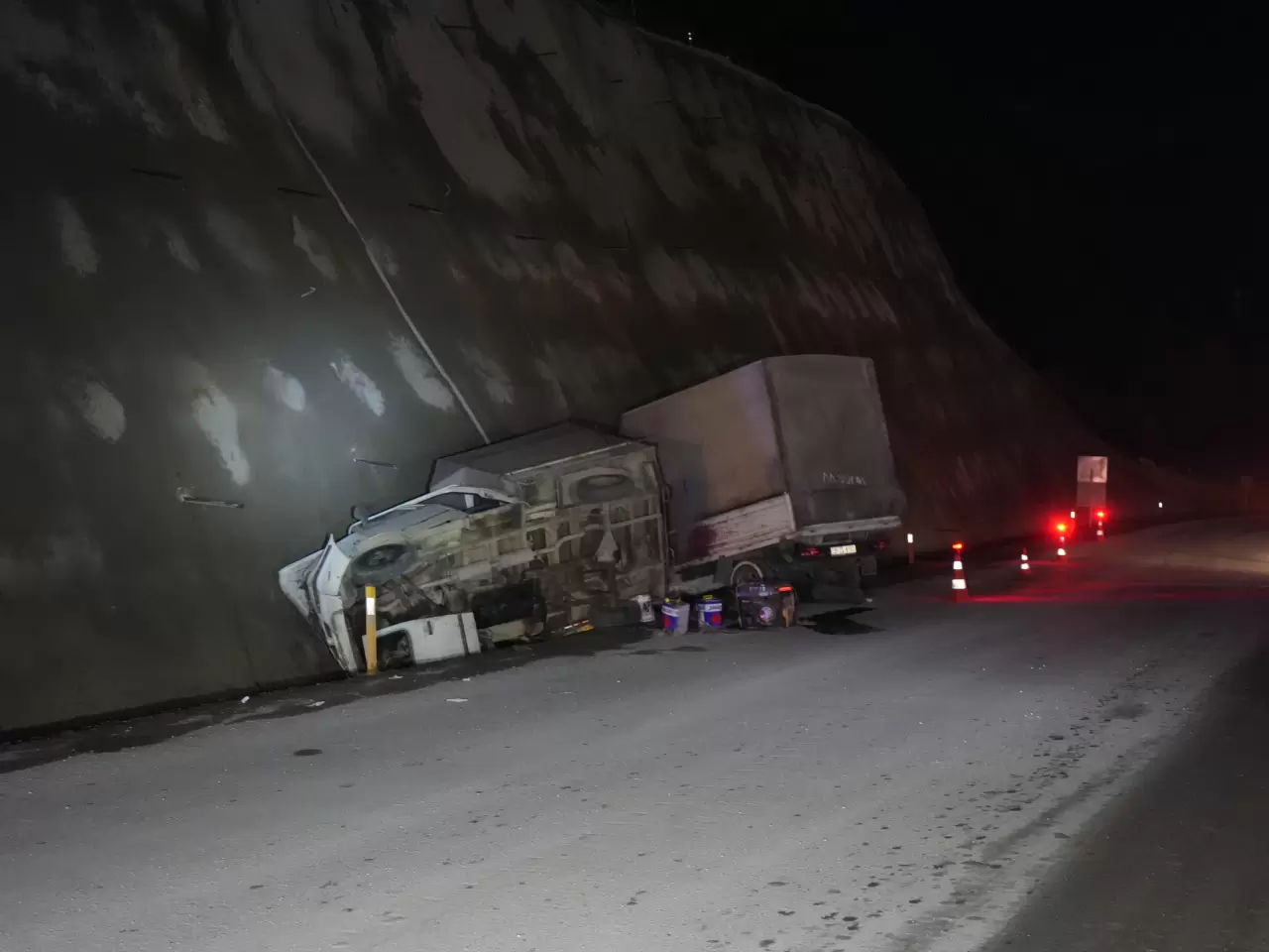 Kastamonu'da 2 kamyonet çarpıştı 2