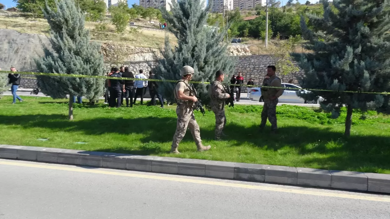 Tartıştığı eşini bıçaklayıp aracında intihara kalkıştı! 1