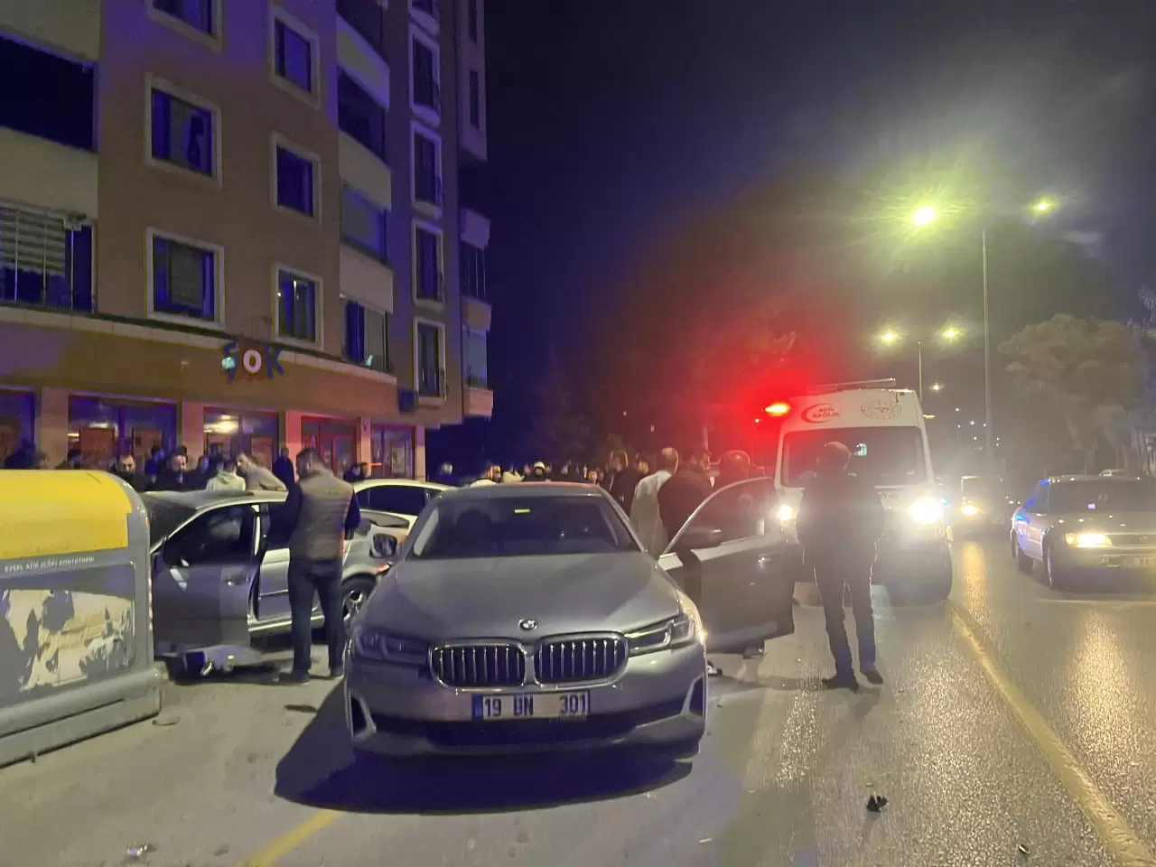 Çorum'da 2 otomobil çarpıştı 4