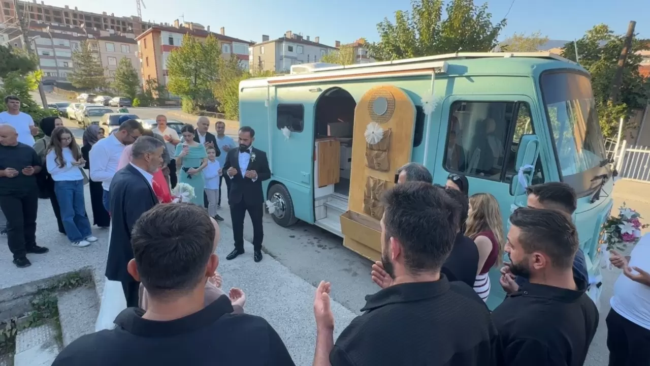 3 yıl uğraşıp Magirus minibüsü gelin arabası yaptı! 1