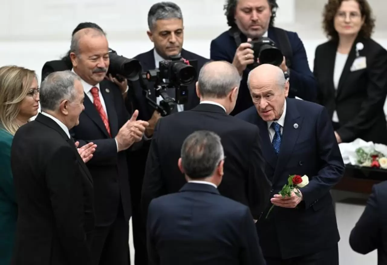 TBMM’de dikkat çeken kare: MHP Lideri Bahçeli'den Cumhurbaşkanı Erdoğan’a kırmızı-beyaz güller 5