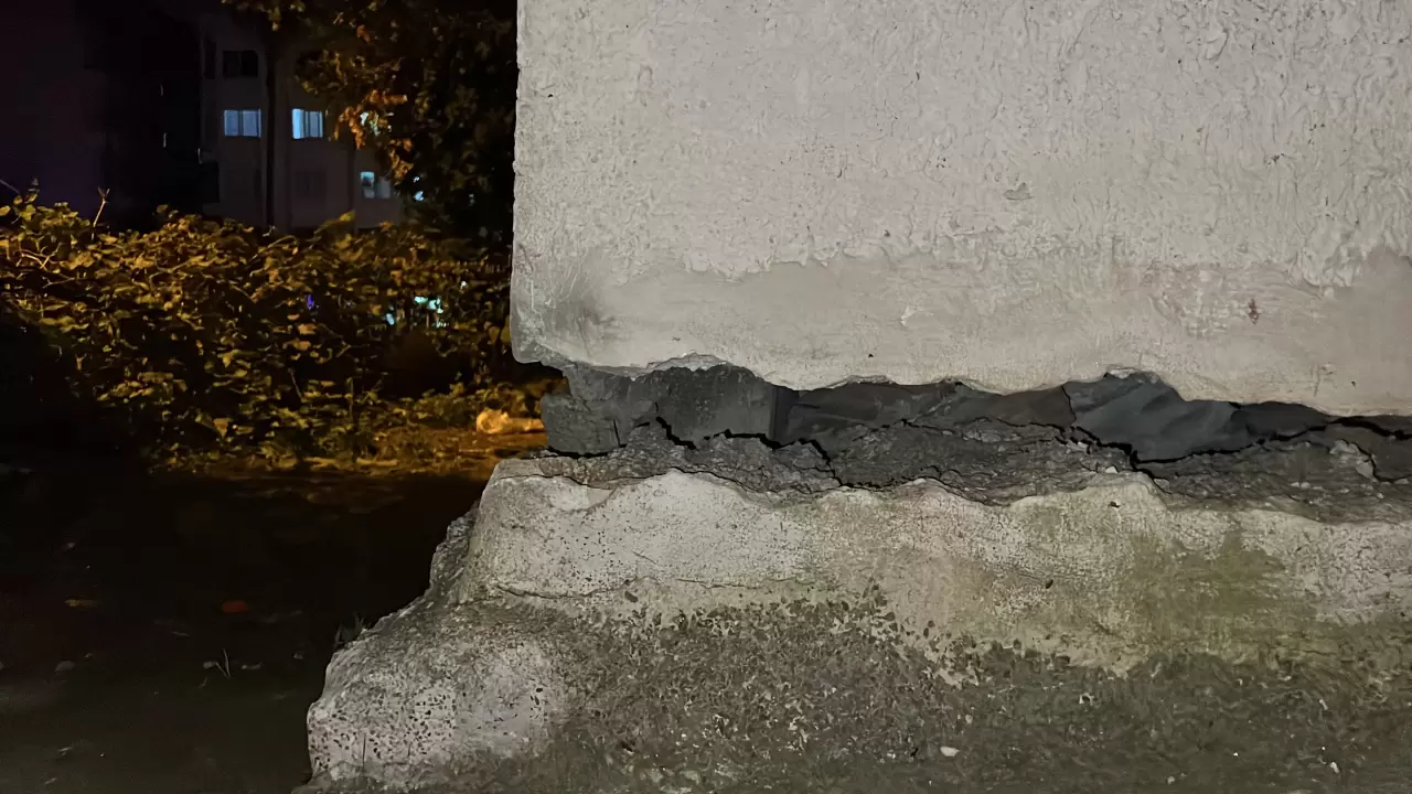 Mersin’de korkutan çökme: 3 katlı bina boşaltıldı 4