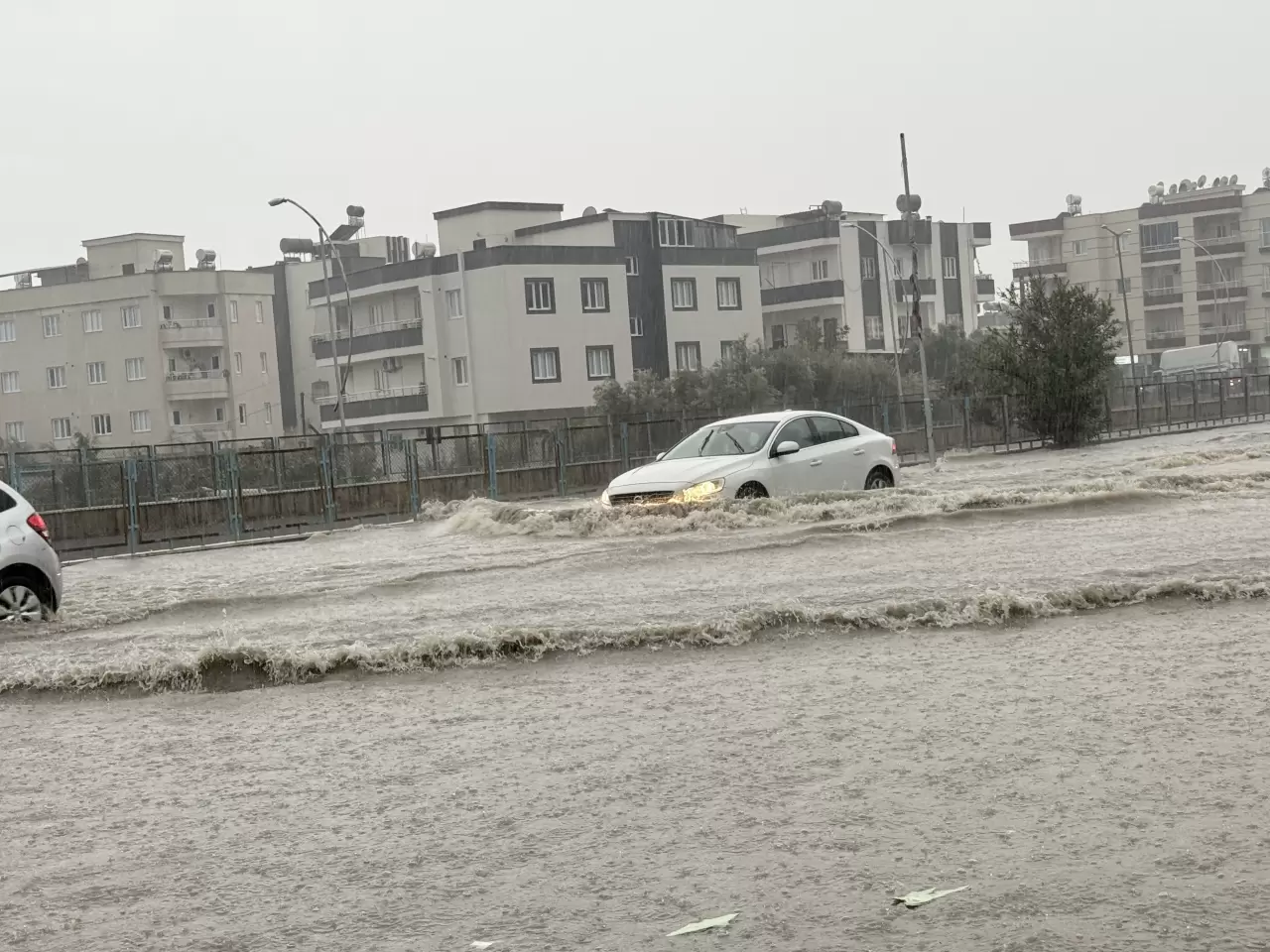 Sağanak yağış Tarsus'ta hayatı felç etti: Muhtar, öğrenciyi sırtında taşıdı 2