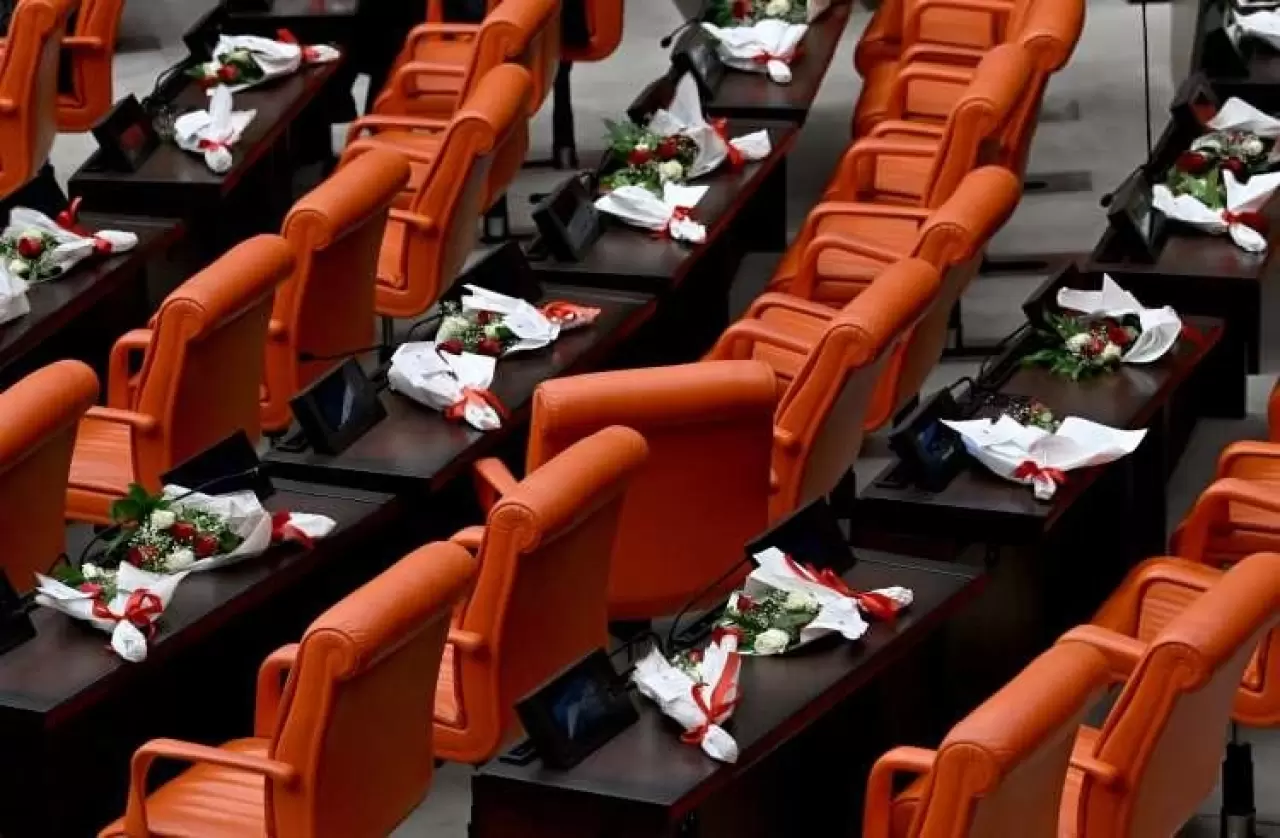 TBMM’de dikkat çeken kare: MHP Lideri Bahçeli'den Cumhurbaşkanı Erdoğan’a kırmızı-beyaz güller 1