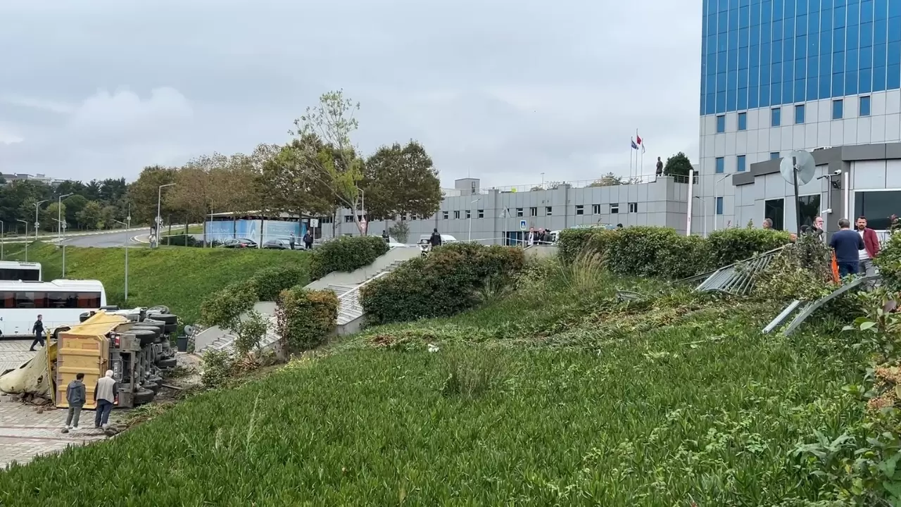 Hafriyat kamyonu İSKİ Genel Müdürlüğü bahçesine düştü 2