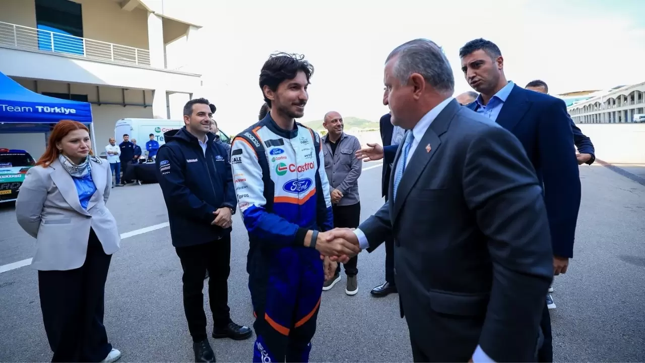 Bakan Bak, şampiyon pilotlarla İstanbul Park’ın tozunu attı! 8