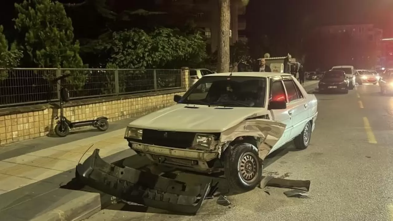 Çorum'da 2 otomobil çarpıştı 7