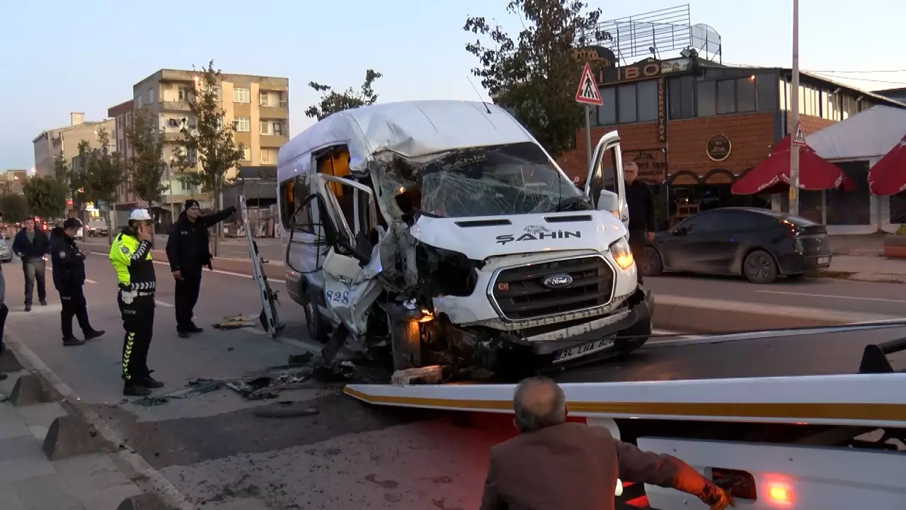 Arnavutköy'de servis minibüsü park halindeki dev kamyona çarptı 3