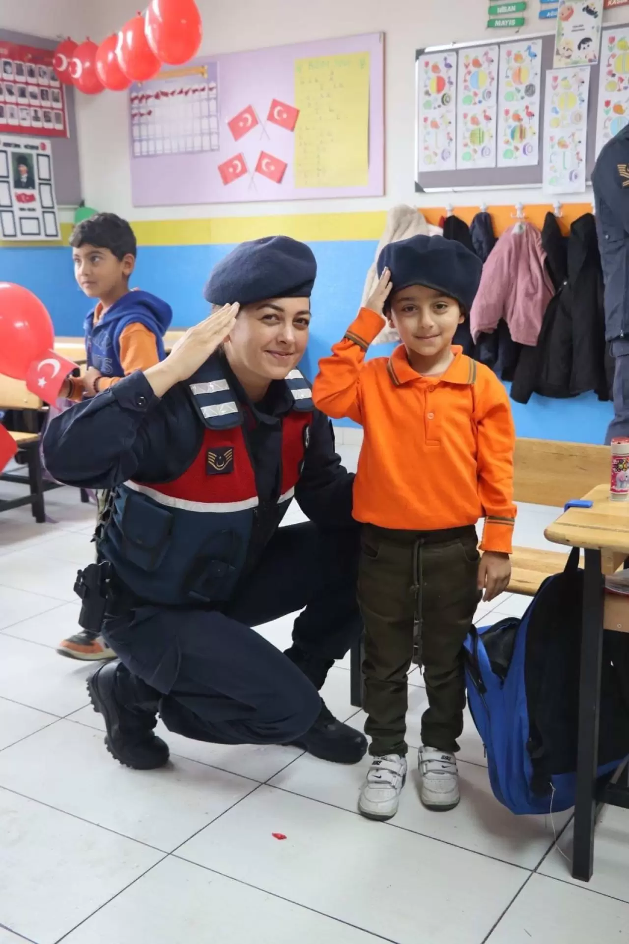 Eskişehir’de jandarmadan minik öğrencilere Cumhuriyet Bayramı sürprizi 3