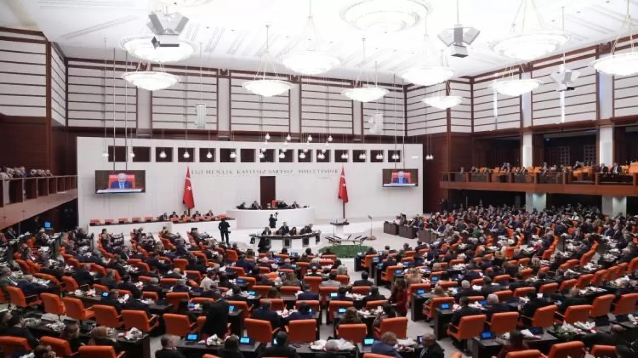 TBMM’de dikkat çeken kare: MHP Lideri Bahçeli'den Cumhurbaşkanı Erdoğan’a kırmızı-beyaz güller 3