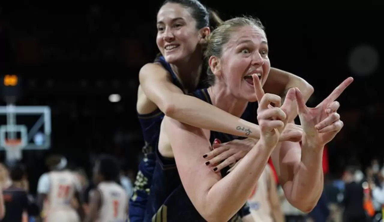 Şampiyon Fenerbahçe Tarfin, kupasını aldı 2