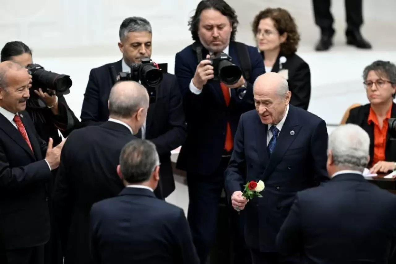 TBMM’de dikkat çeken kare: MHP Lideri Bahçeli'den Cumhurbaşkanı Erdoğan’a kırmızı-beyaz güller 4