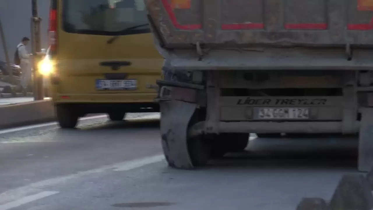 Arnavutköy'de servis minibüsü park halindeki dev kamyona çarptı 1