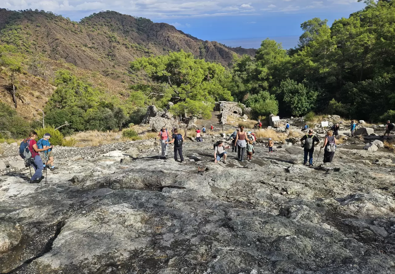 Antalya’nın hiç sönmeyen ateşi! Turistler buraya akın ediyor 6