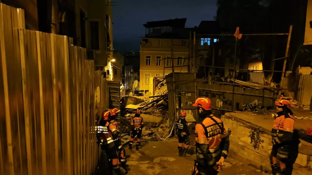 Beyoğlu’nda 5 katlı metruk bina çöktü 4