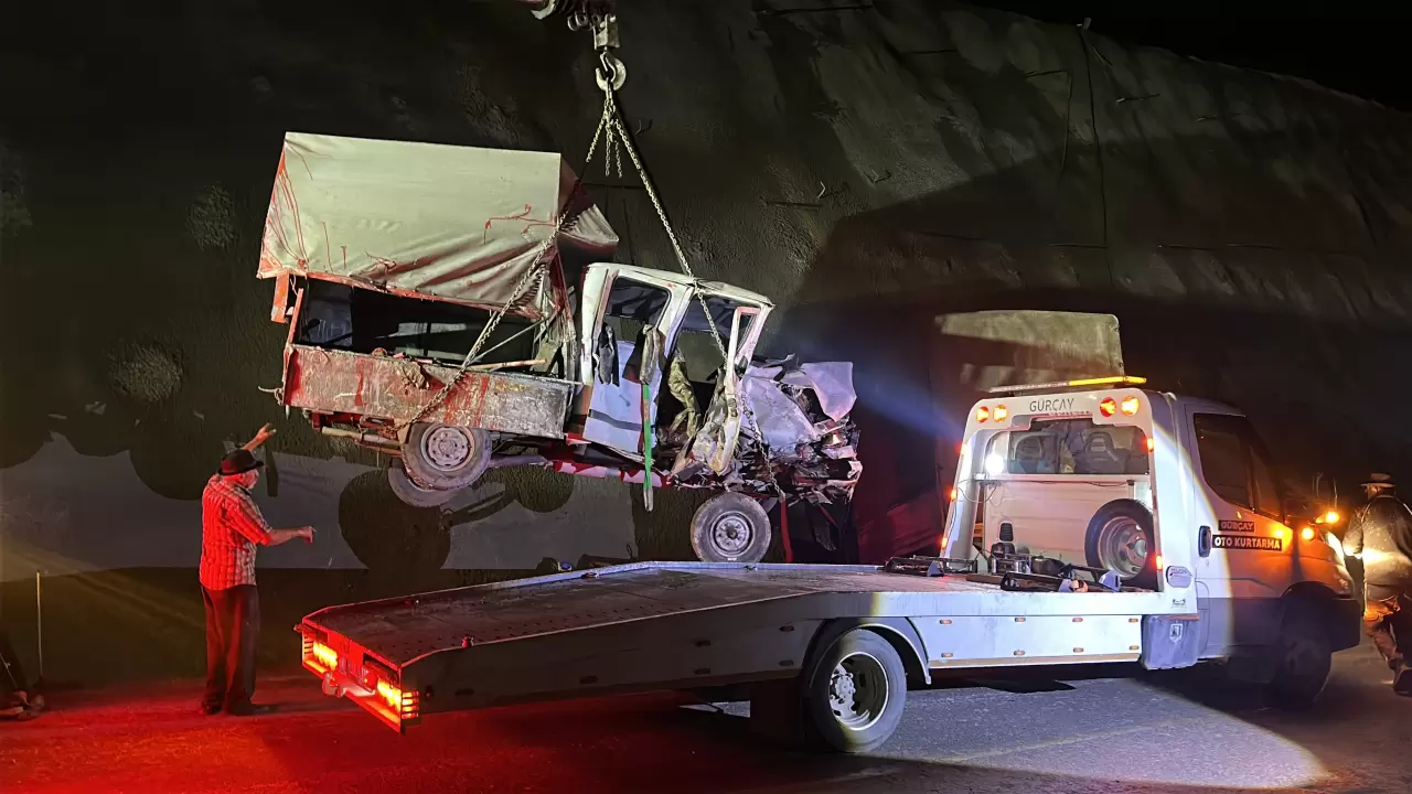 Kastamonu'da 2 kamyonet çarpıştı 3