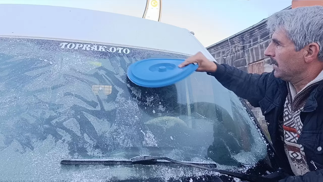 Kars’ta sabah mesaisi buz kazımakla başladı 1