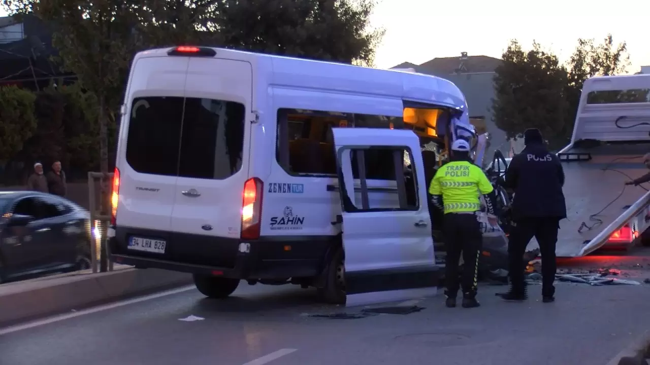 Arnavutköy'de servis minibüsü park halindeki dev kamyona çarptı 4