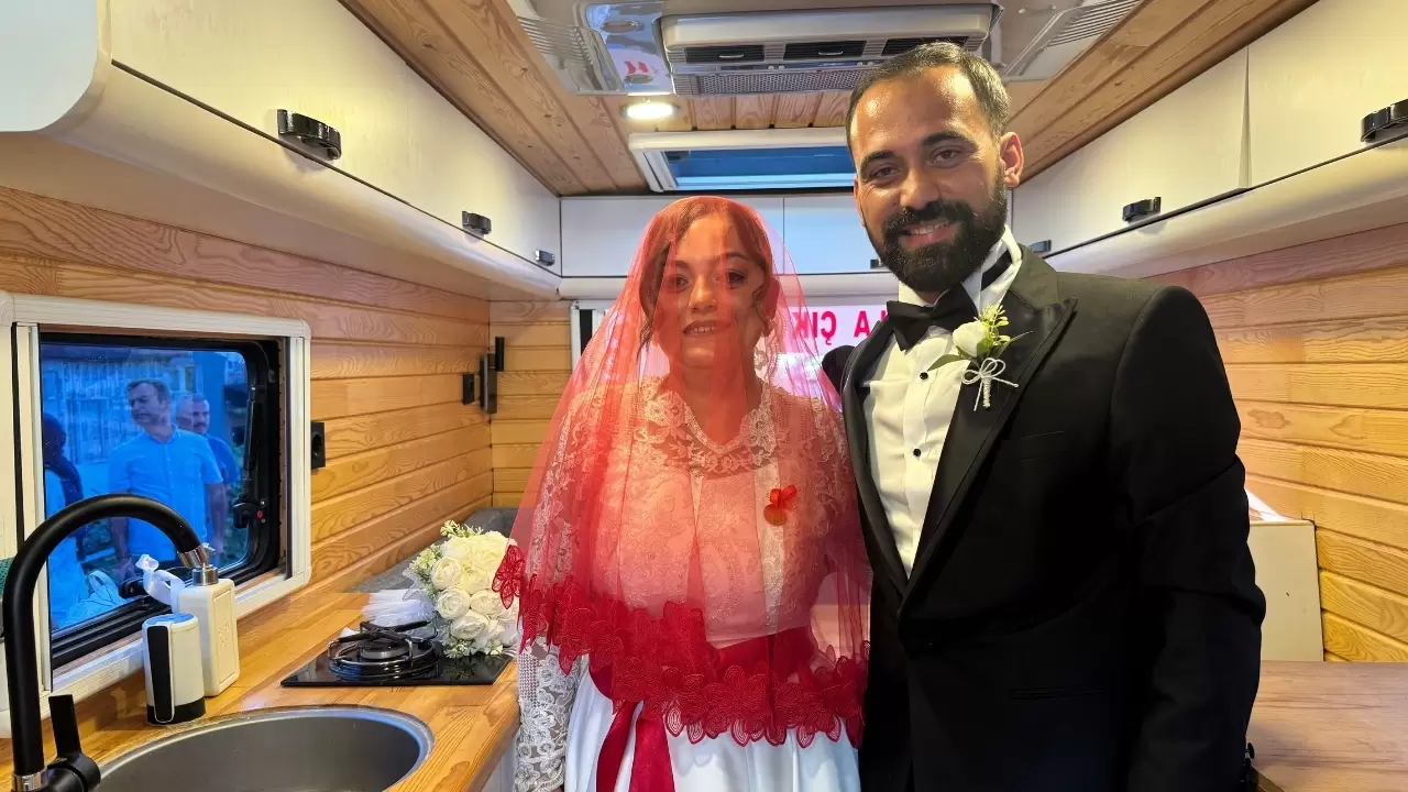 3 yıl uğraşıp Magirus minibüsü gelin arabası yaptı! 8
