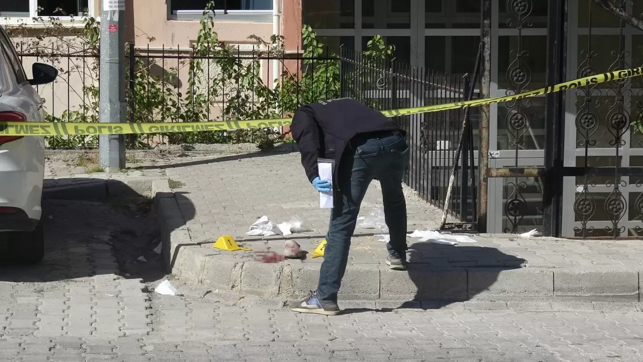 Tartıştığı eşini bıçaklayıp aracında intihara kalkıştı! 4