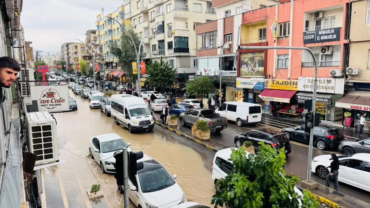 Cizre'de cadde ve sokaklar göle döndü 3
